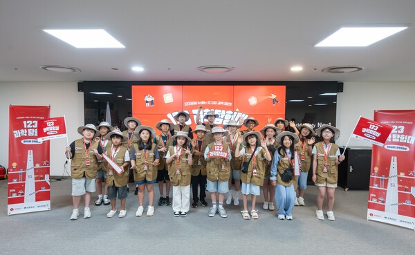 지난 13일과 15일 어린이 과학 교육 프로그램 '123 과학 탐험대'에 참여한 학생들. (사진=롯데물산)