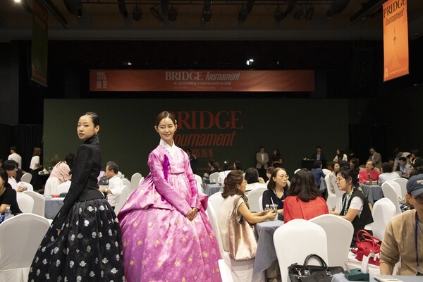 지난 16일 서울 강남구 무역센터점 10층 문화홀에서 열린 '브리지' 토너먼트 대회에서 한복 모델이 포즈를 취하고 있다. (사진=현대백화점)