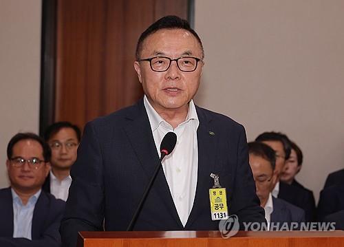 황주호 한국수력원자력 사장이 지난 8월 19일 국회에서 열린 산업통상자원중소벤처기업위원회 전체회의에서 올해 초 미국 웨스팅하우스와 맺은 지식재산권 분쟁 종료 합의문과 관련한 의원 질의에 답변하고 있다. 사진= 연합뉴스.