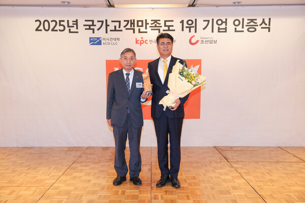 (왼쪽 두번째)이신혁 오뚜기라면 사장이 17일 서울시 중구 롯데호텔 서울에서 열린 '2025 국가고객만족도조사(NCSI)'시상식에 참석해 기념 촬영을 하는 모습. (사진=오뚜기)