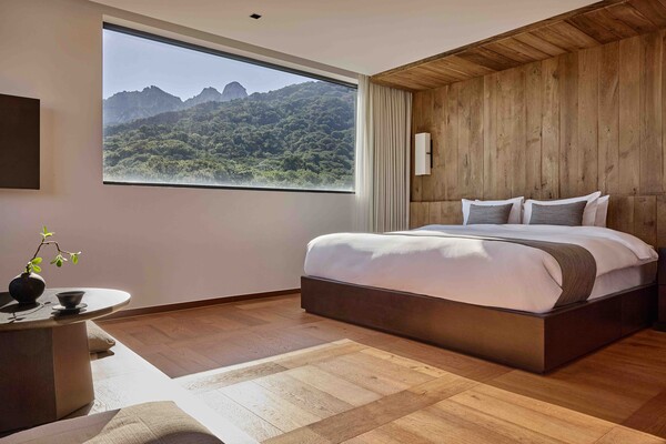 북한산을 바라볼 수 있는 파크하우스 객실. (사진=한화호텔앤드리조트)