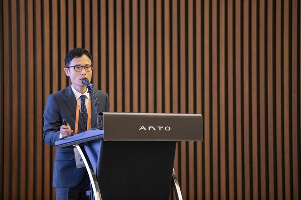 조성일 정상북한산리조트 대표가 23일 서울 강북구 한화호텔앤드리조트의 하이엔드 리조트 '안토' 그랜드볼룸에서 열린 안토 미디어 투어에서 환영사 및 브랜드 설명을 하고 있다. (사진=한화호텔앤드리조트)