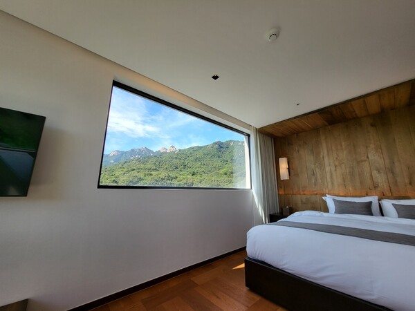 북한산을 바라볼 수 있는 파크하우스 객실. (사진=구변경 기자)