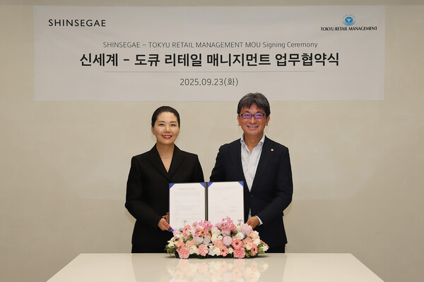 신세계백화점은 일본 도큐 리테일 매니지먼트와 지난 23일 업무협약을 맺었다고 밝혔다. 사진은 왼쪽부터 장수진 신세계백화점 상품본부장, 홋타 마사미치 도큐 리케일 매니지먼트 대표이사. (사진=신세계백화점)