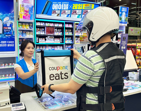 GS리테일이 운영하는 편의점 GS25와 슈퍼마켓 GS더프레시는 지난 8월 '쿠팡이츠 쇼핑'에 입점했다. GS25 매장에서 쿠팡이츠 배달 모습. (사진=GS리테일[)