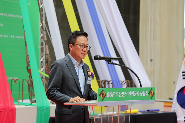 홍정국 BGF 부회장이 24일 2200억원을 투자한 부산 물류센터 상량식에서 축사를 하고 있다. (사진=BGF리테일) 