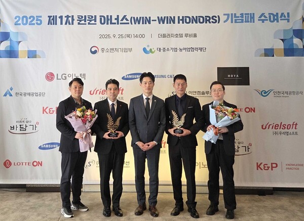 사진 왼쪽부터 송진영 롯데온 윤리경영팀 팀장, 정진욱 롯데온 경영지원부문 부문장, 노용석 중소기업벤처부 차관. 박철민 해진식품 대표, 손찬배 롯데온 윤리경영팀 책임이 지난 25일 서울 중구 더 플라자호텔에서 열린 중소벤처기업부가 주관하고 대중소기업농어업협력재단이 수행하는 ‘윈윈 아너스’에서 기념사진을 촬영하고 있다. (사진=롯데온)