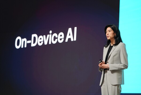 정신아 카카오 대표가 23일 경기 용인시 카카오AI캠퍼스에서 열린 '이프(if) 카카오' 콘퍼런스에서 키노트 세션 발표를 하고 있다. 사진=연합뉴스