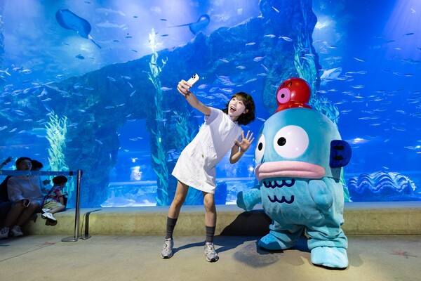 아쿠아리움 한교동 라이브캐릭터 그리팅 (사진=롯데월드) 