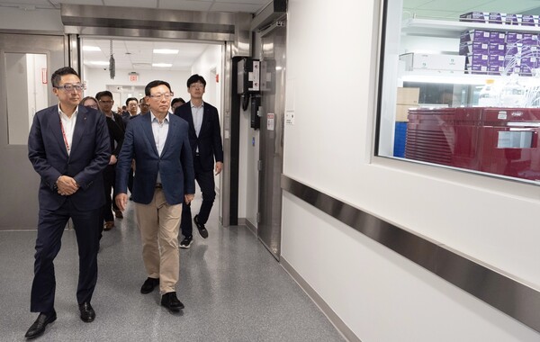 ​신동빈 롯데그룹 회장이 5일 미국 뉴욕주에 위치한 롯데바이오로직스 시러큐스 바이오 캠퍼스를 찾아 지난 3월 준공 후 본격 가동에 들어간 ADC 생산시설을 시찰하고 있다.​ (사진=롯데그룹)