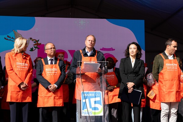 지난 4일(현지시각) 프랑스 파리15시청 대광장에서 열린'2025 KOREAN EXPO - 김치의 날 제정 선포식'에서 필립 구종(Philippe Goujon) 파리15시장(가운데)이 '김치의 날' 공식 제정을 선포하고 있다.(사진=대상)