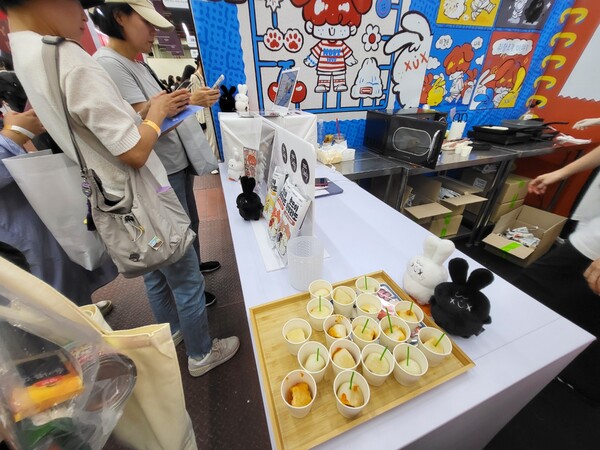 방문객들이 시식을 진행 중이다. (사진=구변경 기자)