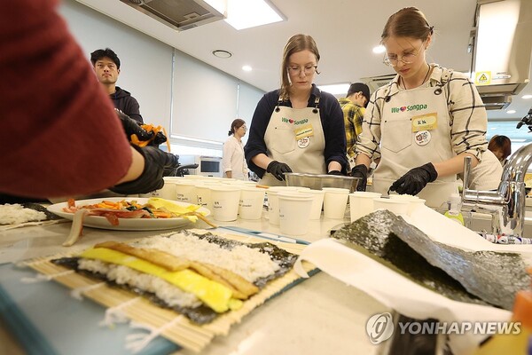 15일 서울 송파구 가락몰 쿠킹스튜디오에서 열린 '코리안푸드 쿠킹클래스'에서 외국인 참가자들이 김밥을 만들고 있다. (사진=연합뉴스)