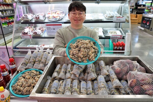 지난 21일 서울 송파구에 위치한 롯데마트 제타플렉스 잠실점 수산 코너에서 이양규 MD가 생굴을 들어보이고 있다. (사진=롯데마트)