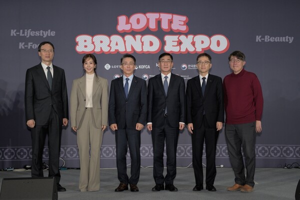 지난 24일 오스트리아 빈 '메세 빈'에서 진행된 '롯데 브랜드 엑스포 in 중앙유럽'에 참석한 추광호 한경협중기센터 센터장, 소녀시대 유리, 김재겸 롯데홈쇼핑 대표, 함상욱 주오스트리아 한국대사, 김현철 코트라 유럽지역본부장, 임진홍 주오스트리아 한국문화원장(왼쪽부터) 등이 기념촬영을 하고 있다. (사진=롯데홈쇼핑)