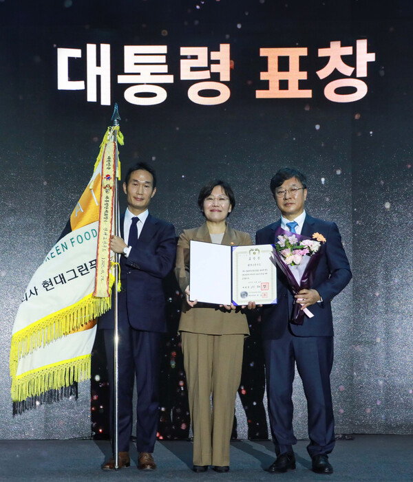 29일 서울 강남구 코엑스에서 열린 '식품외식산업 발전 유공' 정부포상 행사에서 박홍진 현대그린푸드 사장(사진 오른쪽)이 송미령 농림축산식품부 장관(사진 가운데)으로부터 대통령표창을 수여받은 뒤 기념사진을 촬영하고 있다. (사진=현대그린푸드)