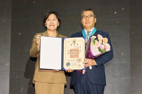 이우봉 풀무원 총괄CEO가 29일 서울 삼성 코엑스에서 열린 ‘푸드위크 코리아 2025’에서 국내 식품산업의 성장 및 발전에 기여한 공로를 인정받아 '은탑산업훈장'을 받았다. 이우봉 총괄CEO(오른쪽)가 송미령 농림축산식품부 장관과 기념 촬영을 하고 있다. (사진=풀무원)