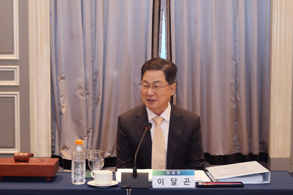 동반위 이달곤 위원장이 31일 여의도 소재 켄싱턴호텔에서 제84차 동반성장위원회를 개최한 후 기자들과 만나 '2024년도 동반성장지수 평가 결과'를 발표하고 있다.