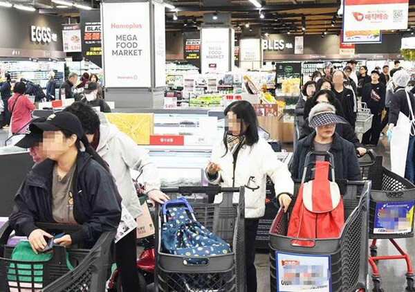 지난 30일 오전 서울 등촌동 ‘홈플러스 메가 푸드 마켓 라이브’ 강서점이 몰린 고객들로 북적이고 있다. (사진=홈플러스)