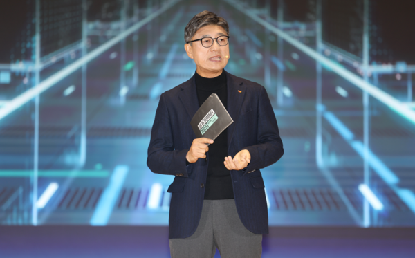 정재헌 SK텔레콤 대표이사 사장이 3일 서울 강남구 코엑스 오디토리움에서 열린 'SK AI 서밋 2025'에서 AI 인프라를 주제로 발표하고 있다. 사진=연합뉴스