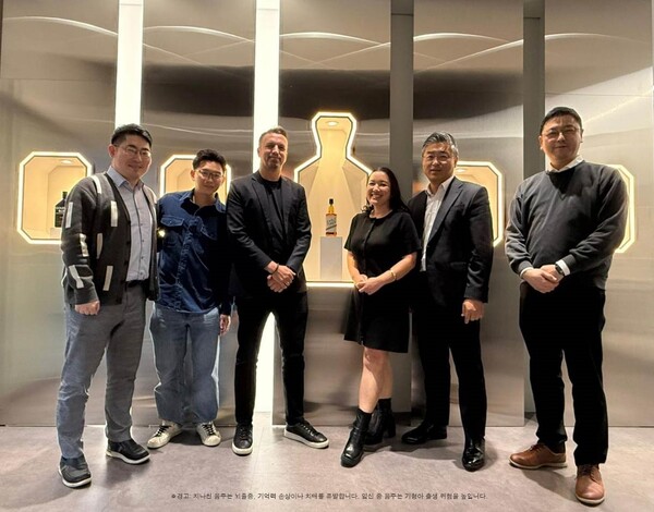 골든블루 인터내셔널은 지난 10월 24일 골든블루 서울사무소에서 사제락 컴퍼니(Sazerac Company)와 사업 파트너십 강화를 위한 공식 미팅을 진행했다. 왼쪽부터 골든블루 인터내셔널 이진성 대리, 사제락 컴퍼니 티모시 탄(Timothy Tan) 북아시아 커머셜 디렉터, 조 바커(Joe Barker) 아시아 지역 총괄 디렉터, 안나 램(Anna Ram) 마케팅 디렉터, 골든블루 인터내셔널 김관태 마케팅본부 이사, 김형준 마케팅 팀장. (사진=골든블루)