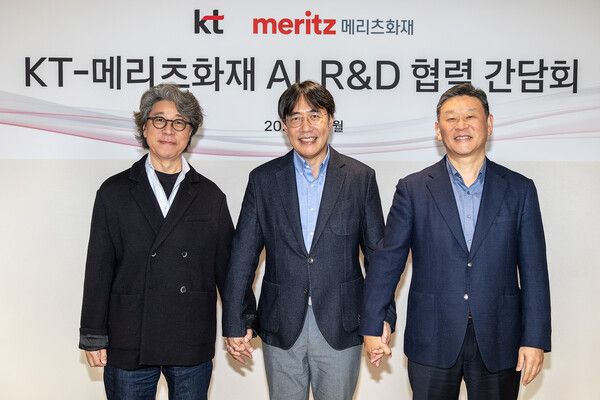 (왼쪽부터)KT 기술혁신부문장 오승필 부사장, 메리츠화재 경영지원실장 선욱 부사장, KT Enterprise부문장 안창용 부사장이 6일 KT 광화문 빌딩에서 ‘AI 기반 미래 금융 혁신’을 위한 전략적 공동 연구 협약을 체결하고 기념 사진을 촬영하고 있다. 사진=KT