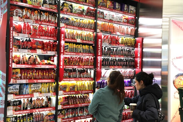 서울 마포구 CU 홍대상상점 라면 라이브러리를 찾은 외국인들이 라면을 살펴보고 있다. (사진=BGF리테일)