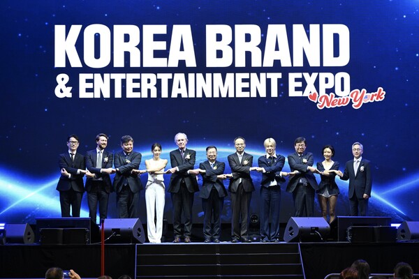 지난달 7일(현지시간) 미국 뉴저지 아메리칸 드림몰에서 진행된 ‘2025 뉴욕 한류박람회’ 개회식에서 한광영 현대홈쇼핑 사장(오른쪽 세 번째)이 주최측 관계자 등과 기념사진을 촬영하고 있다. (사진=현대홈쇼핑)