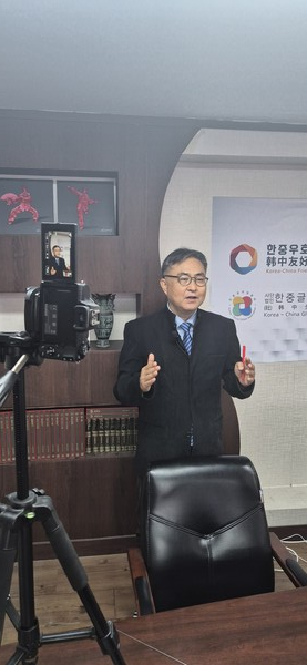 국내 대표적인 중국전문가인 우수근 한중글로벌협회 회장이 최근 이뤄진 한중 정상회담의 주요 성과와 의미 등을 설명하고 있다.                            한중글로벌협회 제공
