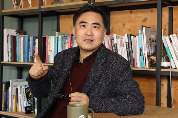 국내 대표적인 '중국전문가'인 우수근 한중글로벌협회 회장이 지난 10일 핀포인트뉴스와 인터뷰를 갖고 최근 이뤄진 한중 정상회담의 주요 성과와 의미에 대해 설명하고 있다.         한중글로벌협회 제공