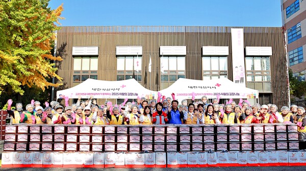 정무경 고려아연 사장(앞줄 가운데 오른쪽)과 허혜숙 대한적십자사 서울지사 사무처장(// 가운데 왼쪽)이 김장 나눔 봉사자들과 기념 촬영 하는 모습이다. 사진= 고려아연.