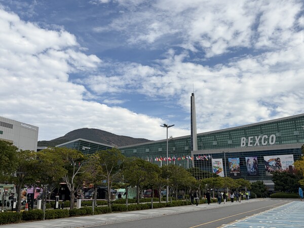 관람객들이 13일 오전 부산 벡스코 제1전시관 앞에서 지스타 2025 입장을 기다리고 있다. 사진=손예지 기자