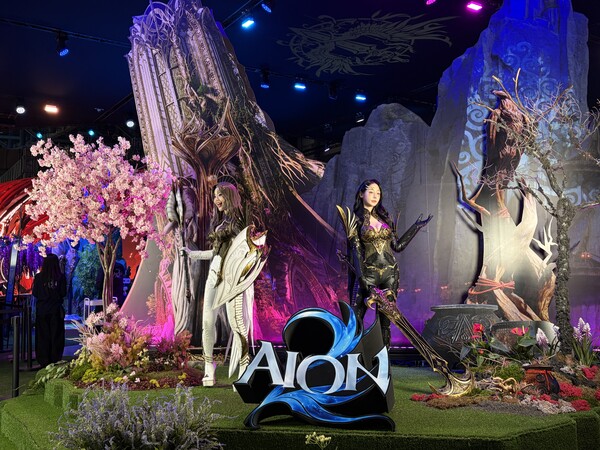 레이싱 모델 홍지은·은지예가 아이온 2 부스 앞에서 캐릭터 코스프레를 선보이고 있다. 사진=손예지 기자 