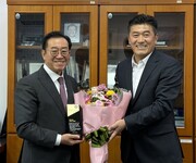 이종배 의원이 14 일  한국수퍼마켓협동조합연합회가 주최한 ‘ 제 31 회 KOSA 유통대상 시상식 ’ 에서 ‘ 골목상권 수호대상 ’ 을 받고 있다. 이종배 의원 제공