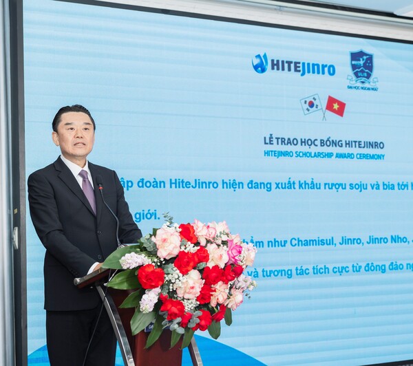 베트남 현지 대학생 장학금 수여식 에서 김인규 하이트진로 대표가 발언을 하는 모습.(사진=하이트진로)
