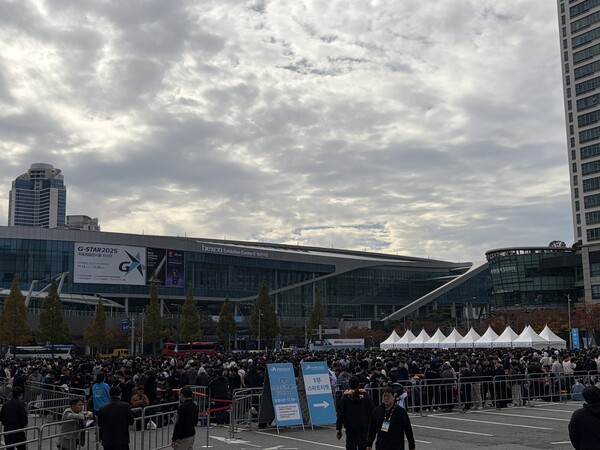 13일 오전 방문객들이 ‘2025 지스타‘ 입장을 위해 대기하고 있다. 사진=손예지 기자