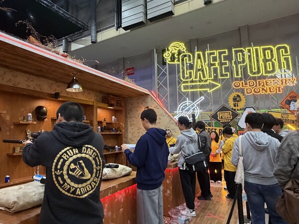 관람객들이 2025 지스타 크래프톤 '카페 펍지' 부스에서 총쏘기 게임에 도전하고 있다. 사진=손예지 기자. 