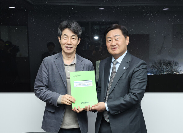 김관영 전북특별자치도지사(오른쪽)가 윤건영 행안위 간사에게 전북특별법 일부개정안의 행안위 법안소위 심의 통과를 건의하고 기념촬영하고 있다. 전북특별자치도 제공. 