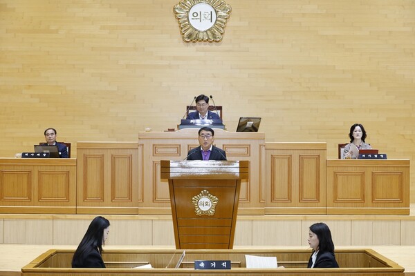김대인 권한대행이 제332회 신안군의회 제2차 정례회에서 시정연설을 하고 있다. 신안군 제공. 