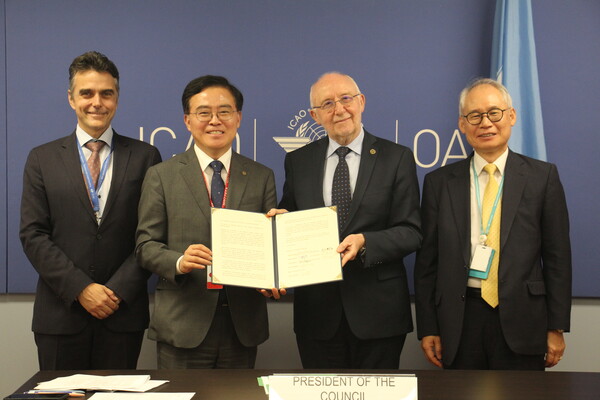 진교훈 강서구청장(왼쪽에서 두 번째)이 지난 6월 26일 ICAO 본부 의장 회의실에서 살바토레 샤키타노(오른쪽에서 두 번째) 의장에게 서한문을 전달하고 있다. 제공=강서구청