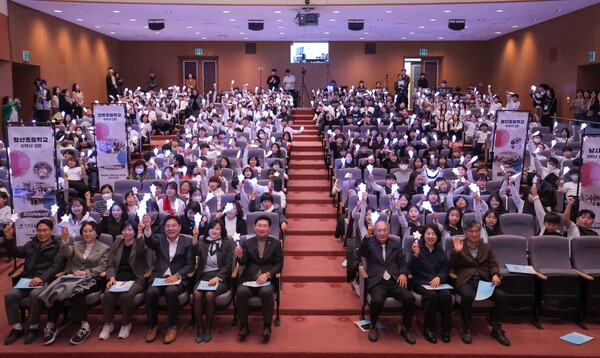 이상일 용인특례시장이 19일 시청 에이스홀에서 열린 ‘청소년 창작동요·무용 발표회’에서 참가 청소년들을 격려하고 있다. (사진=용인특례시)