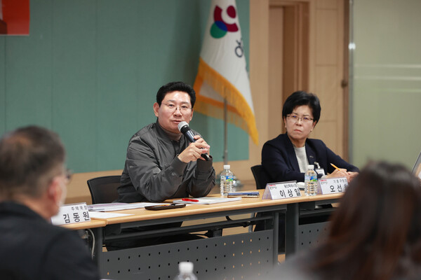 이상일 용인특례시장이 19일 기흥구청 다목적홀에서 ‘입주대표의회의 소통콘서트’를 열고 시민과 현안에 대해 이야기를 나누고 있다. (사진=용인특례시)