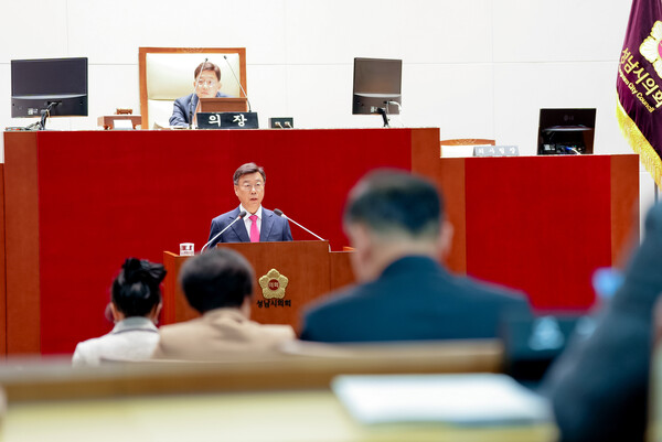 신상진 성남시장이 20일 성남시의회 본회의장에서 열린 제307회 제2차 정례회에서 2026년도 예산안 제출에 따른 시정연설을 하고 있다. (사진=성남시)