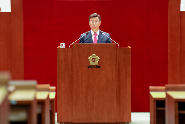 신상진 성남시장이 20일 성남시의회 본회의장에서 열린 제307회 제2차 정례회에서 2026년도 예산안 제출에 따른 시정연설을 하고 있다. (사진=성남시)