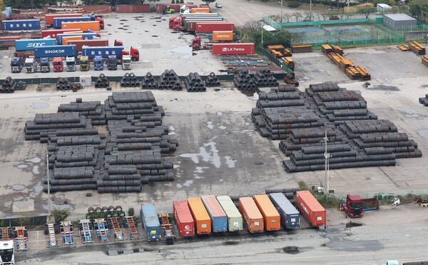 지난달 12일 경기 평택시 평택항에 철강 제품이 쌓여 있다. 사진=연합뉴스 제공.