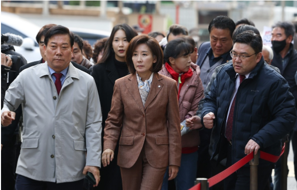  국민의힘 나경원 의원이 20일 '국회 패스트트랙 충돌' 1심 선고 공판 참석을 위해 서울 양천구 서울남부지방법원으로 향하고 있다.사진=연합뉴스.