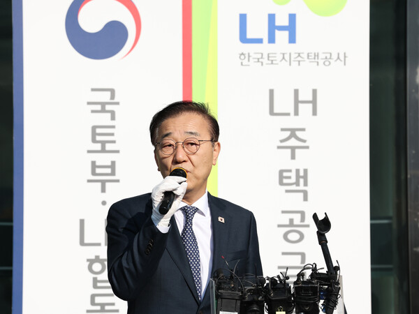 김윤덕 국토교통부 장관이 20일 서울 용산구 갈월동 HJ중공업 건설 부문 본사에서 열린 '국토부·LH 합동 주택 공급 TF' 및 'LH 주택공급특별추진본부 현판식'에서 취재진의 질문에 답하고 있다. 사진=연합뉴스.