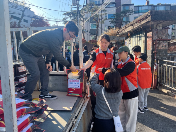 동국대학교 쌀배달 나눔봉사 활동. 제공=중구청