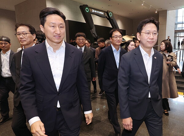 20일 경기도 성남 HD현대글로벌R&D센터에서 열린 '조선·해양 산업 AI 기술개발 협력 업무협약 체결식'에 앞서 배경훈 부총리 겸 과학기술정보통신부 장관(오른쪽)과 정기선 HD현대 회장이 환담장으로 이동하고 있다. 사진= 연합뉴스.