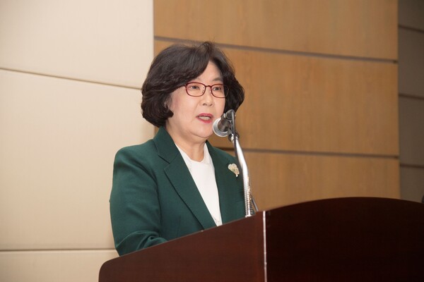 11월 20일 이화여대에서 개최된 제16회 한국대학랭킹포럼에서 환영사하는 이향숙 총장. 제공=이화여대